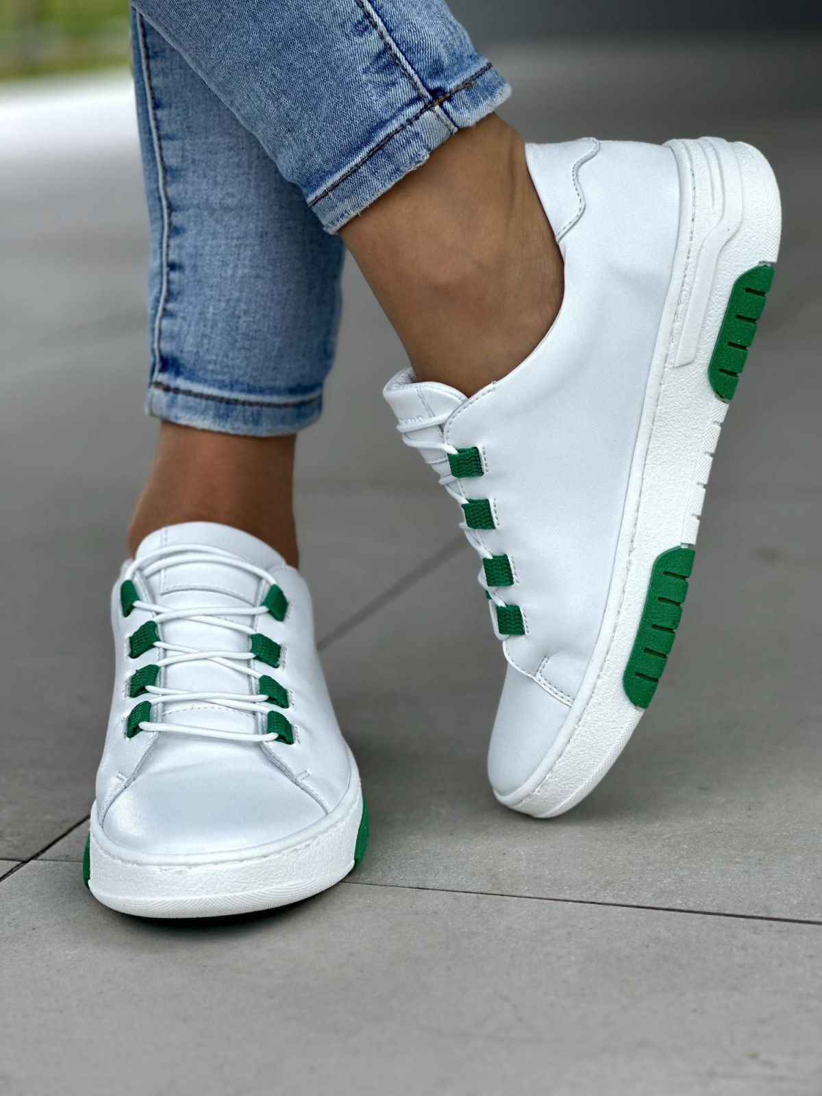 Wyjątkowe białe trampki damskie z zielonymi akcentami, skóra naturalna