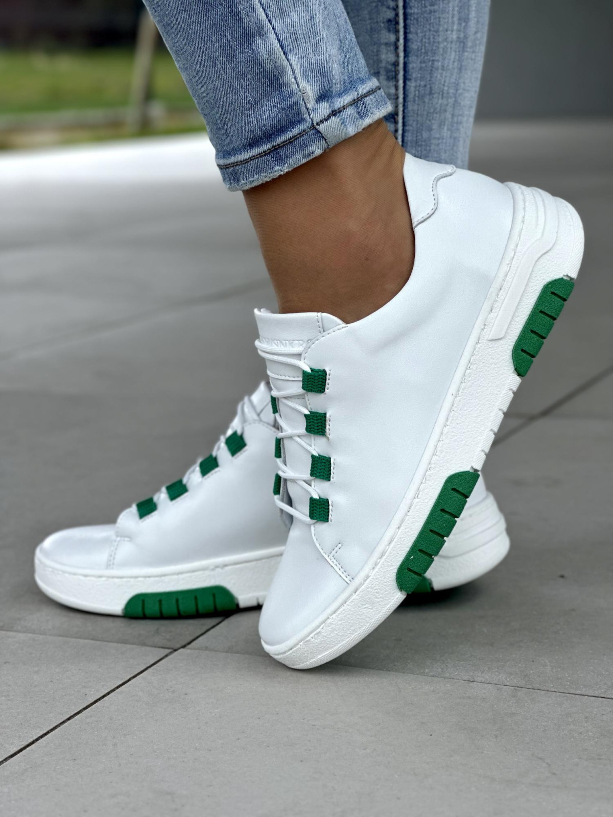 Wyjątkowe białe trampki damskie z zielonymi akcentami, skóra naturalna