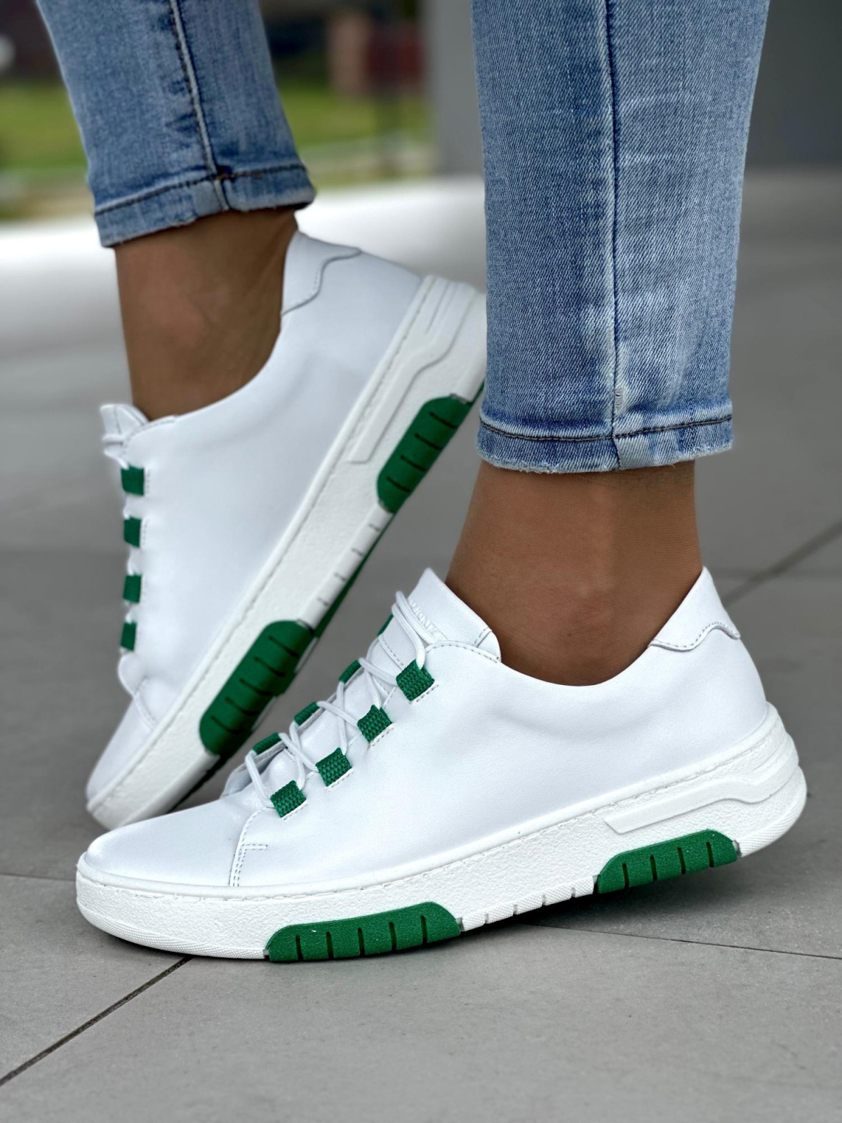 Wyjątkowe białe trampki damskie z zielonymi akcentami, skóra naturalna