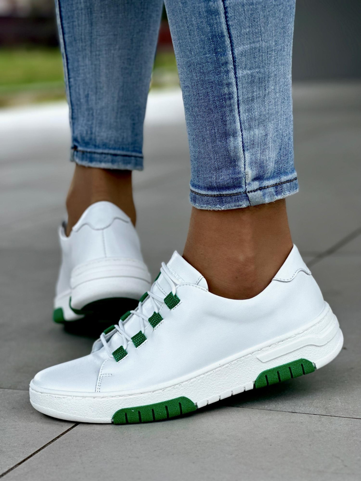 Wyjątkowe białe trampki damskie z zielonymi akcentami, skóra naturalna