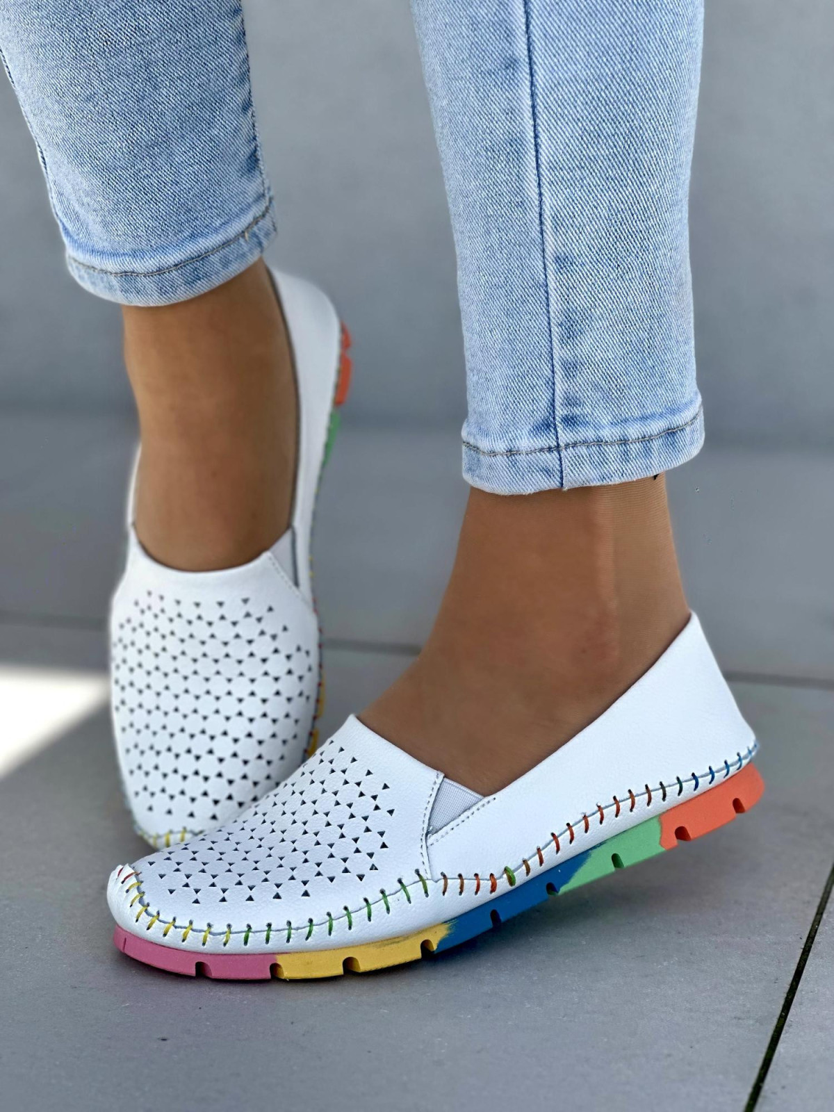 Wygodne ażurowe białe mokasyny damskie na kolorowej podeszwie, skóra naturalna