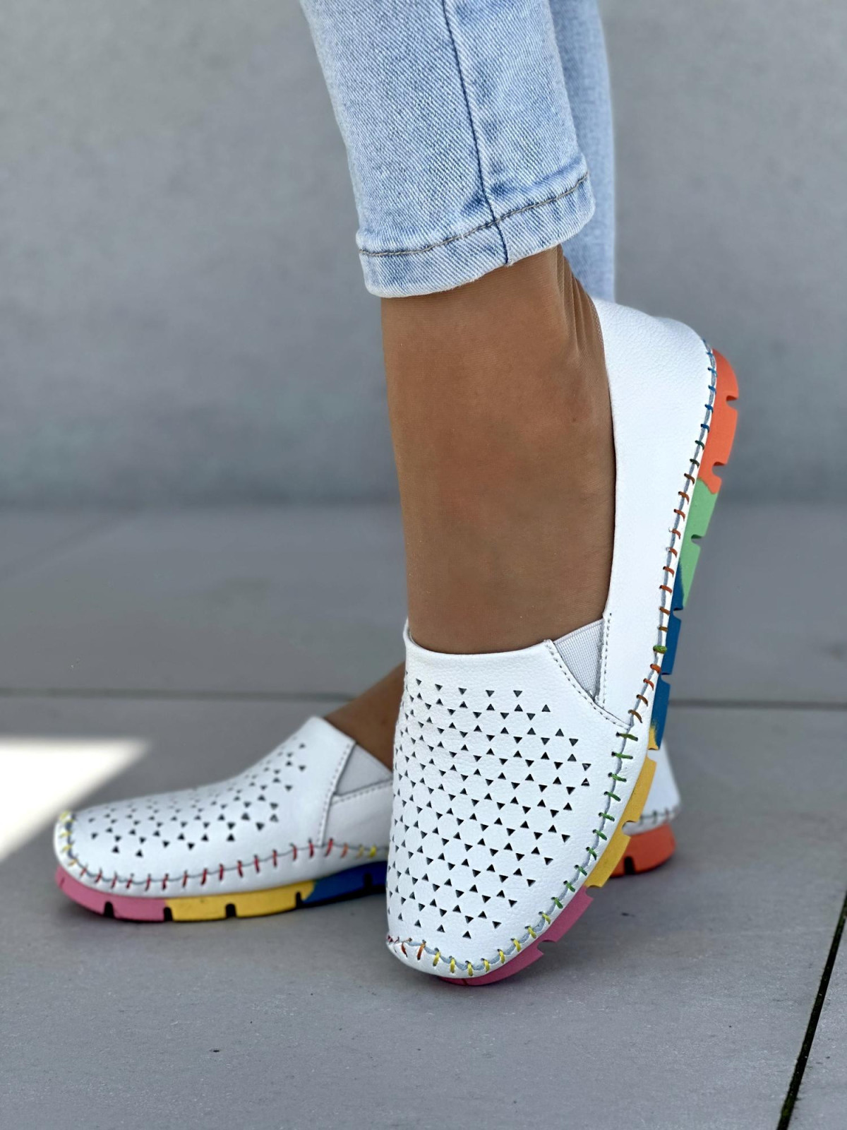 Wygodne ażurowe białe mokasyny damskie na kolorowej podeszwie, skóra naturalna