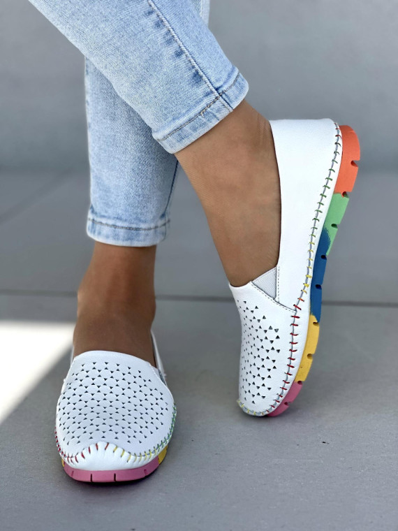 Wygodne ażurowe białe mokasyny damskie na kolorowej podeszwie, skóra naturalna