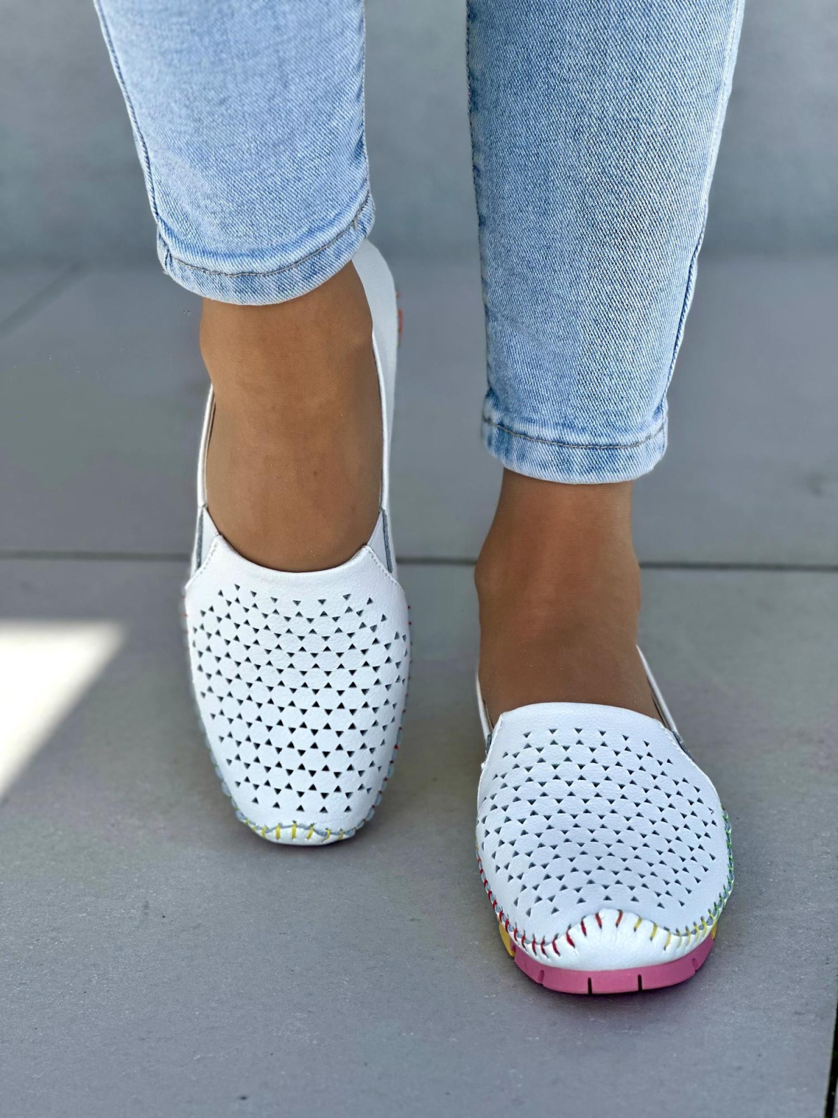 Wygodne ażurowe białe mokasyny damskie na kolorowej podeszwie, skóra naturalna