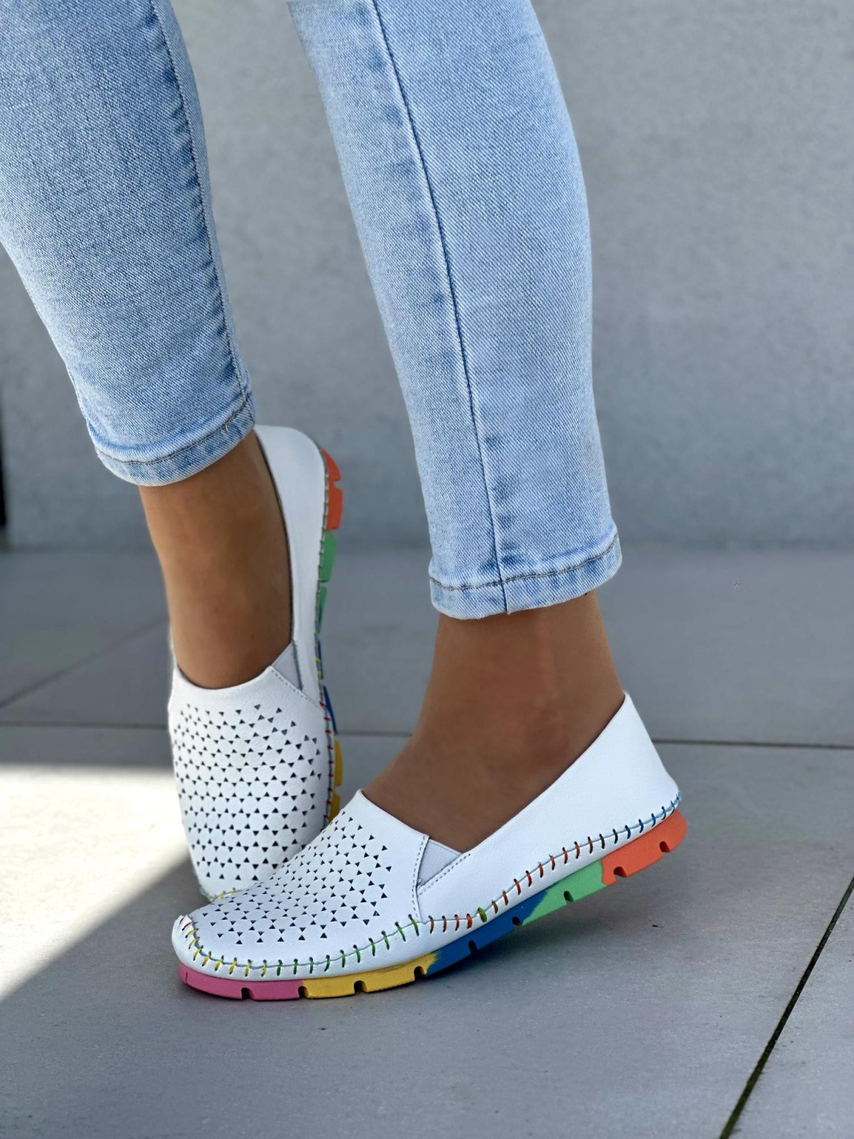 Wygodne ażurowe białe mokasyny damskie na kolorowej podeszwie, skóra naturalna