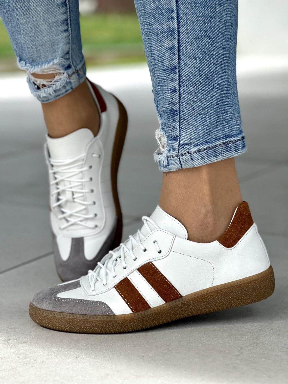 Wygodne białe trampki damskie z brązowymi paskami, skóra naturalna