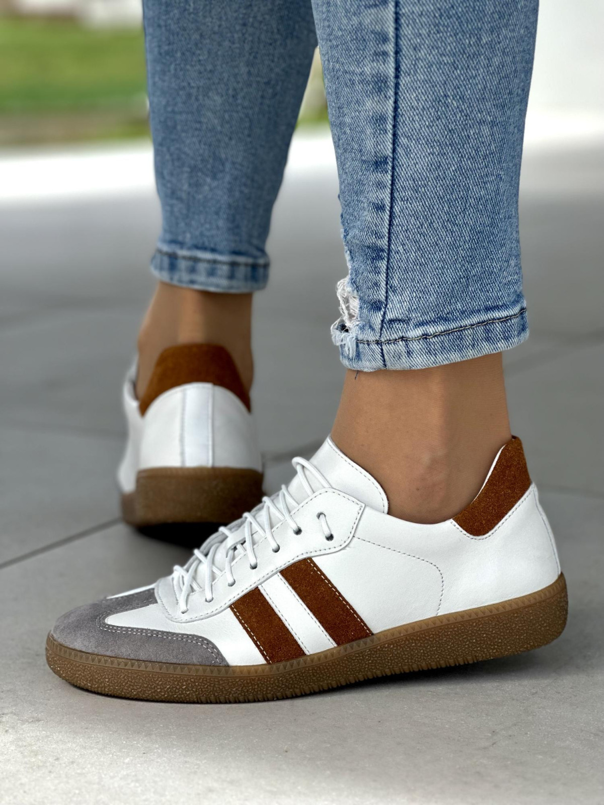 Wygodne białe trampki damskie z brązowymi paskami, skóra naturalna