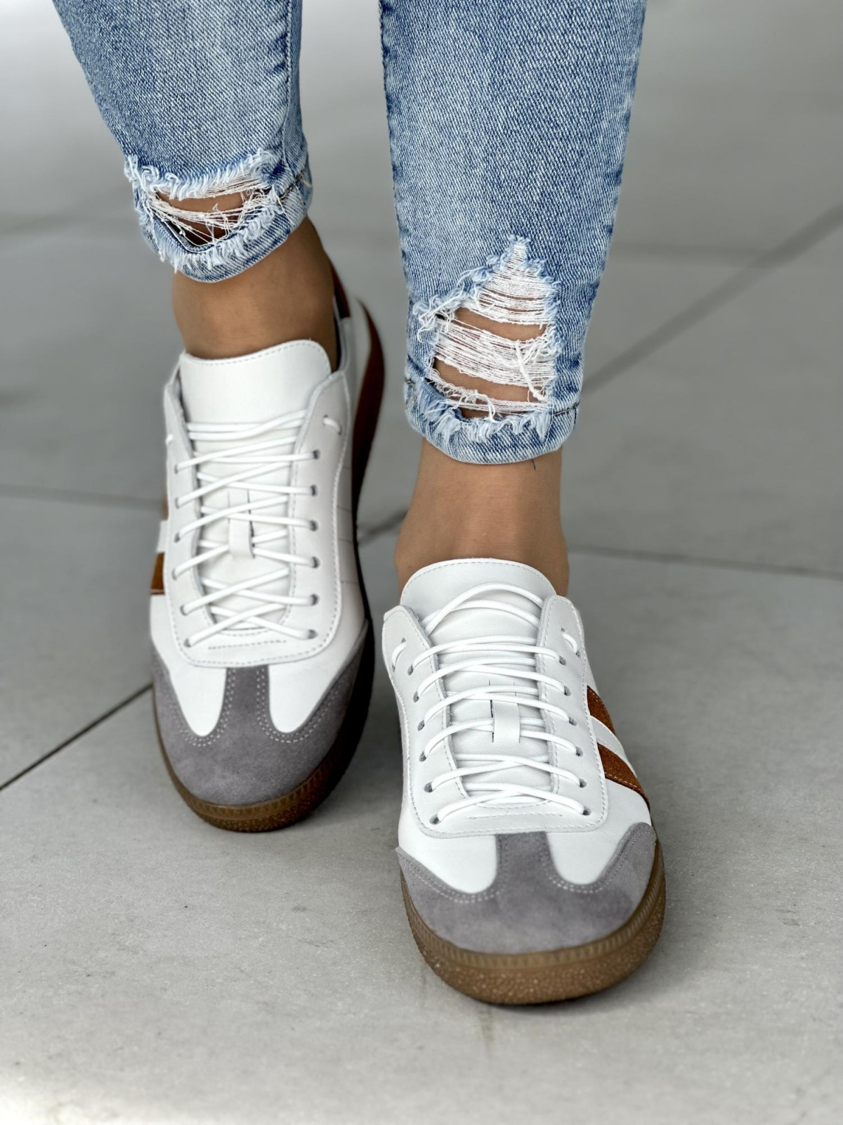 Wygodne białe trampki damskie z brązowymi paskami, skóra naturalna