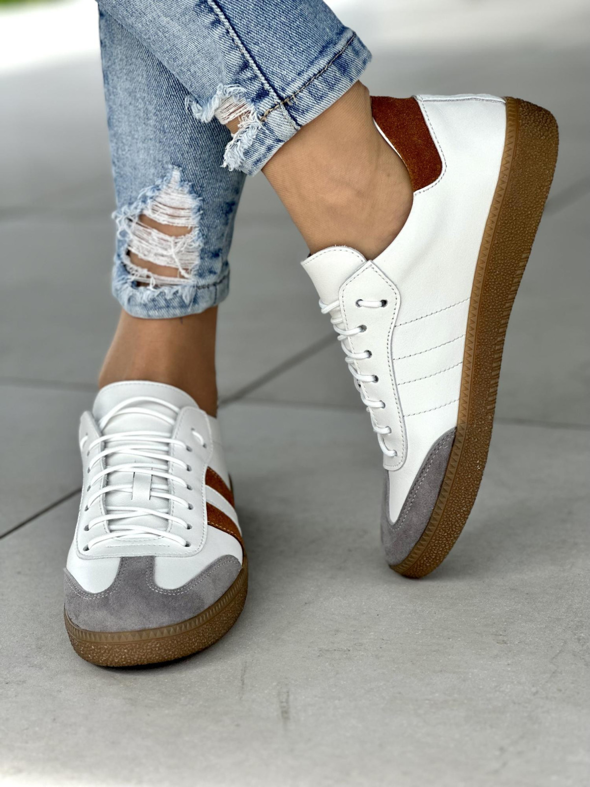 Wygodne białe trampki damskie z brązowymi paskami, skóra naturalna