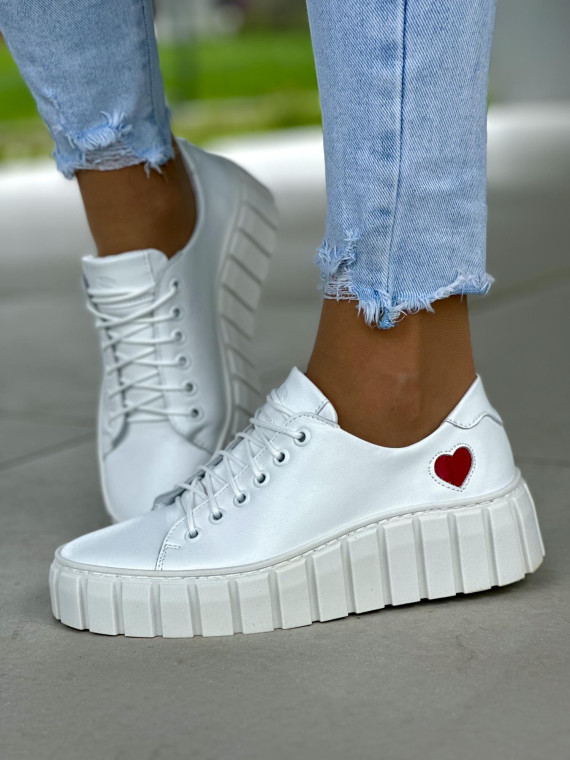 Białe trampki damskie z ozdobnym czerwonym sercem, skóra naturalna