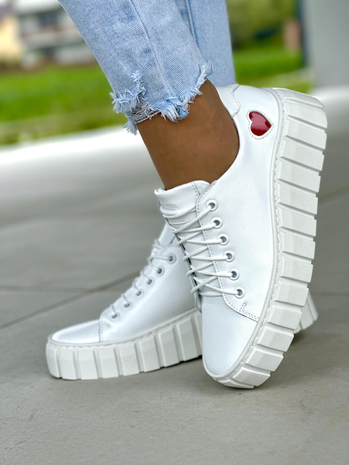 Białe trampki damskie z ozdobnym czerwonym sercem, skóra naturalna