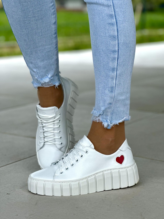 Białe trampki damskie z ozdobnym czerwonym sercem, skóra naturalna