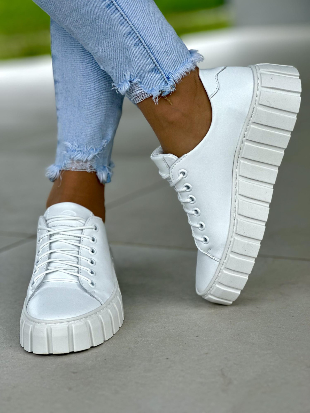 Białe trampki damskie z ozdobnym czerwonym sercem, skóra naturalna