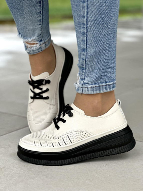 Lekkie ażurowe beżowe trampki damskie na czarnej podeszwie, skóra naturalna