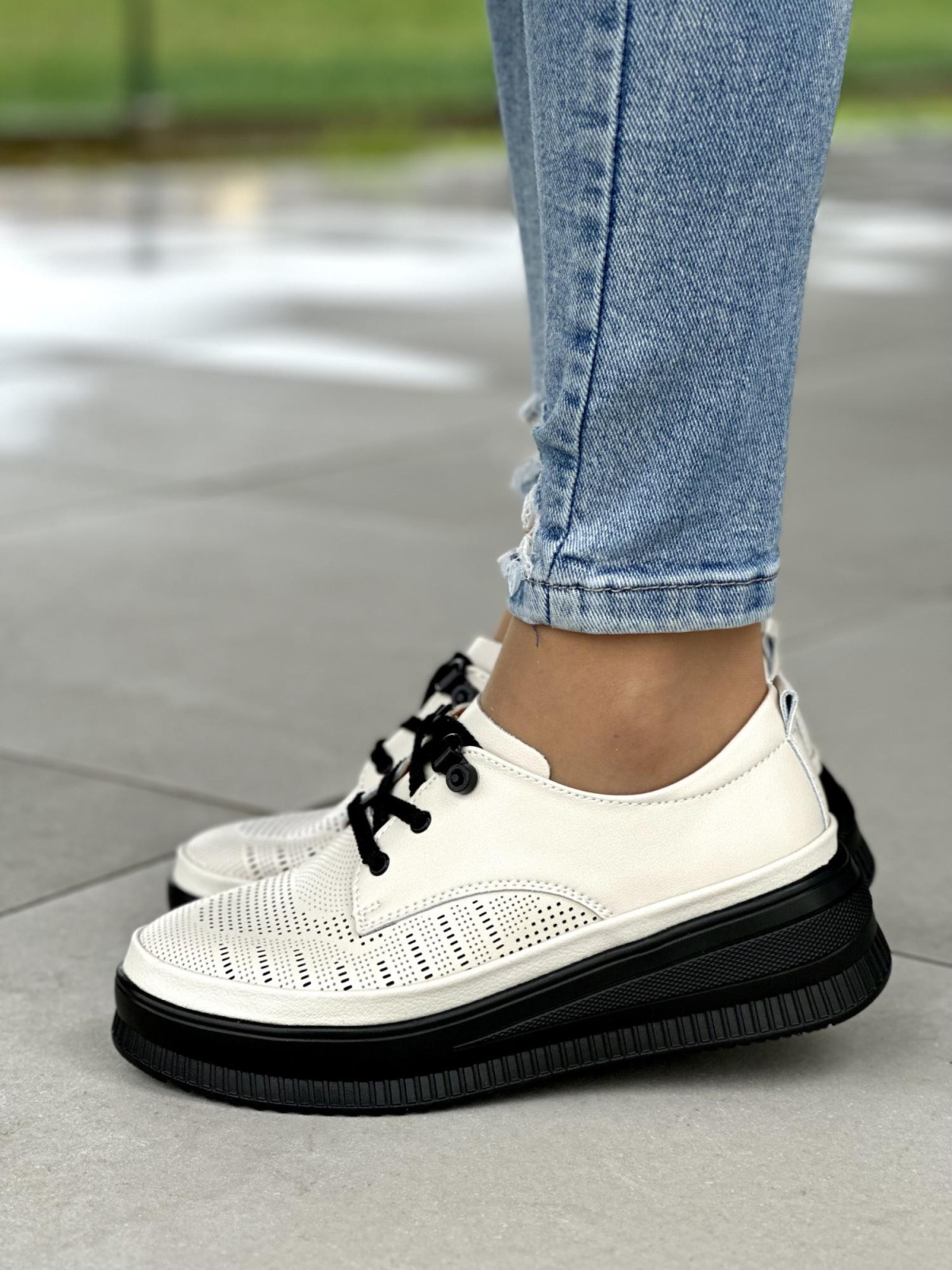 Lekkie ażurowe beżowe trampki damskie na czarnej podeszwie, skóra naturalna