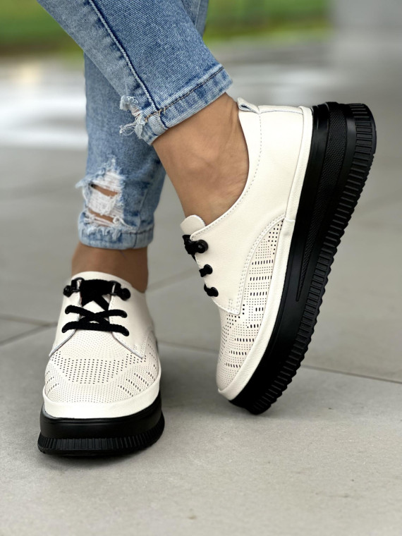 Lekkie ażurowe beżowe trampki damskie na czarnej podeszwie, skóra naturalna