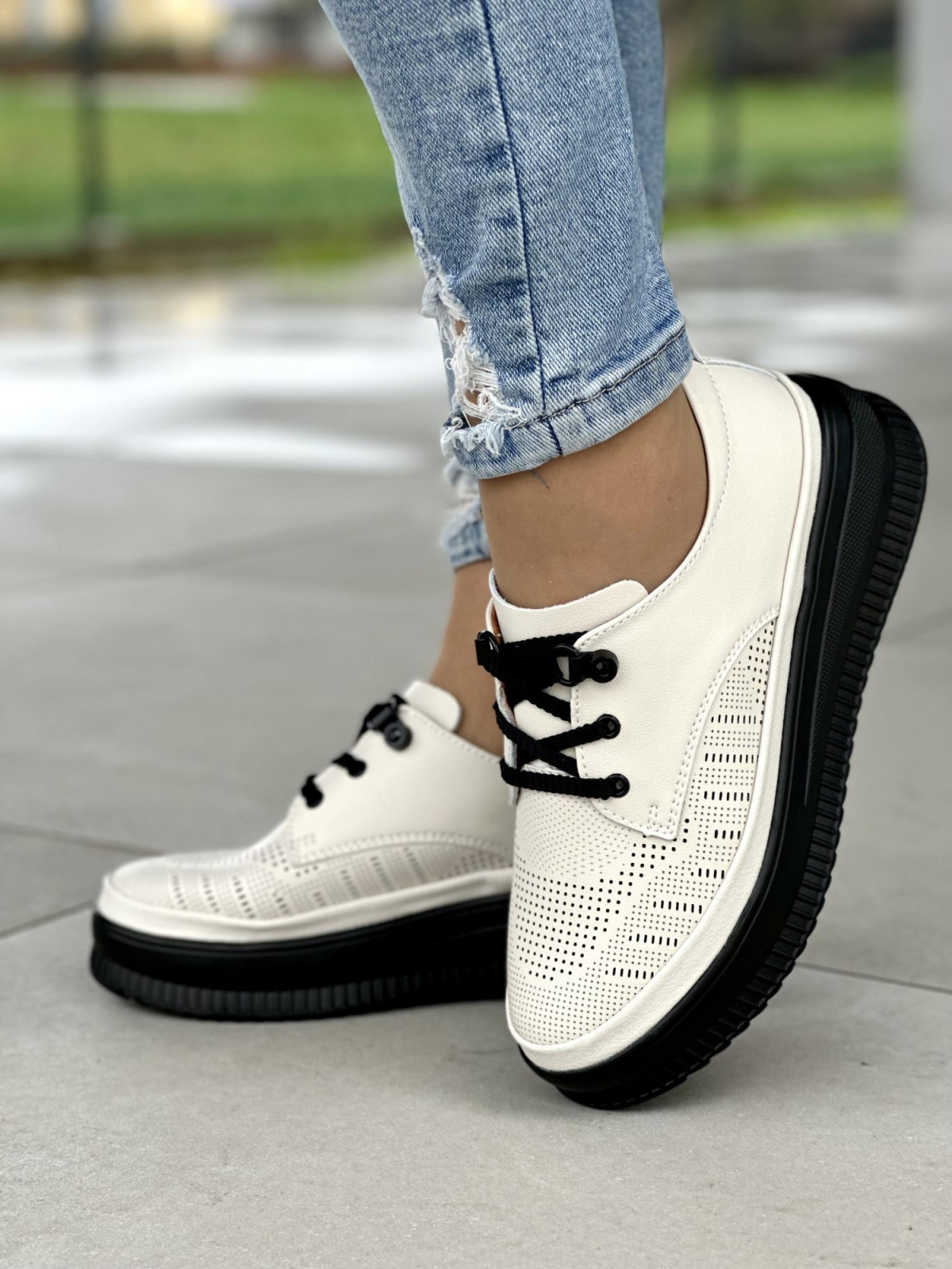 Lekkie ażurowe beżowe trampki damskie na czarnej podeszwie, skóra naturalna