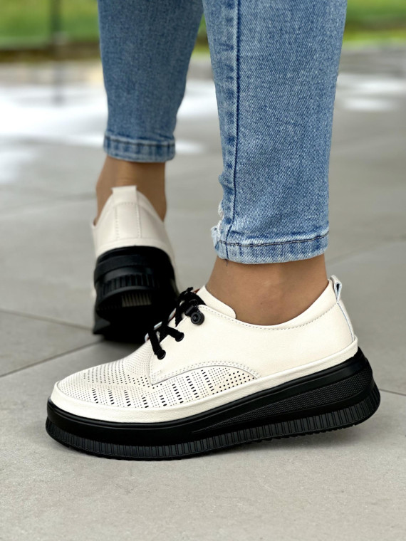 Lekkie ażurowe beżowe trampki damskie na czarnej podeszwie, skóra naturalna