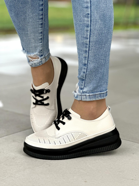 Lekkie ażurowe beżowe trampki damskie na czarnej podeszwie, skóra naturalna