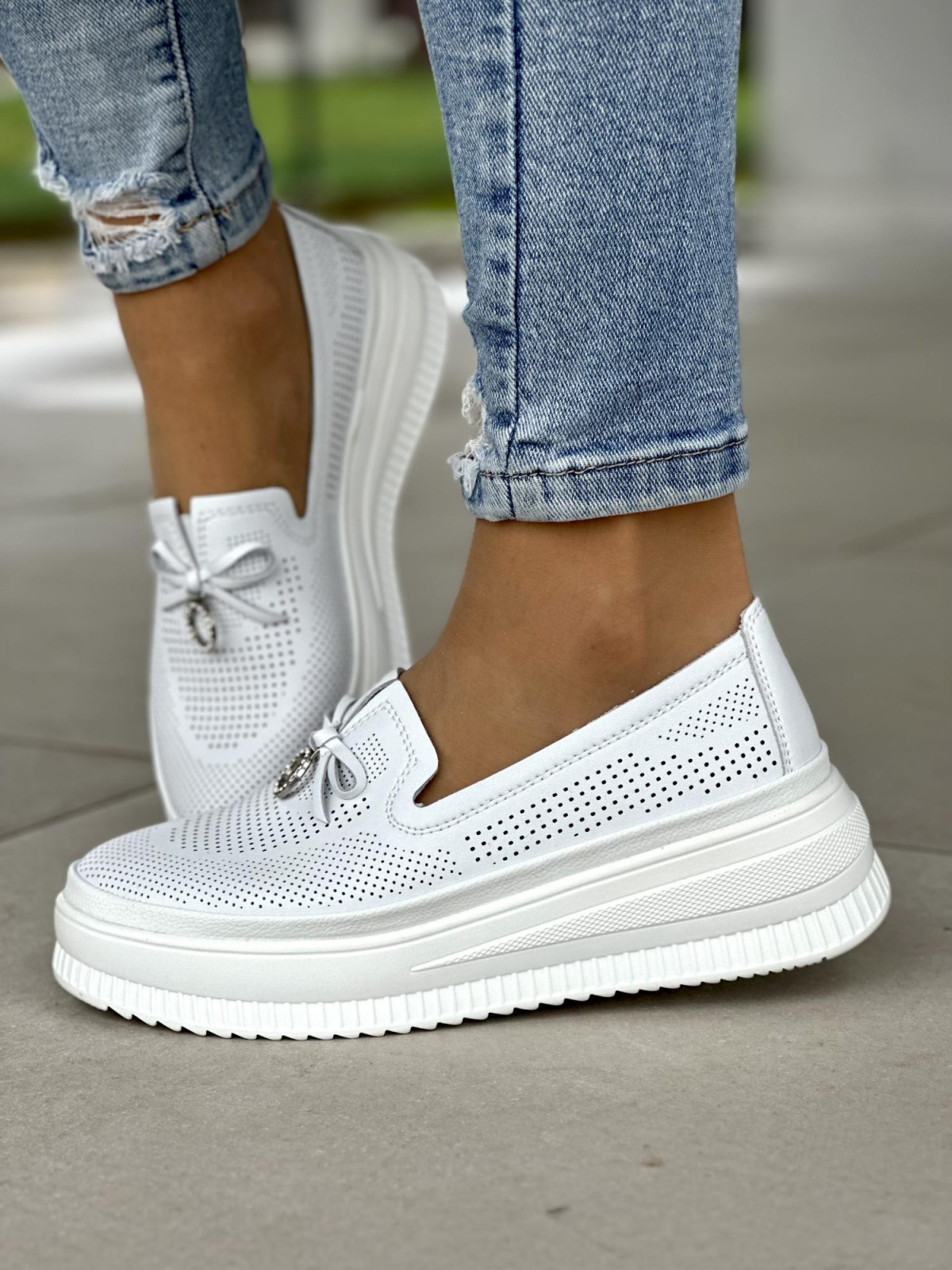 Ażurowe białe mokasyny damskie z ozdobą, skóra naturalna