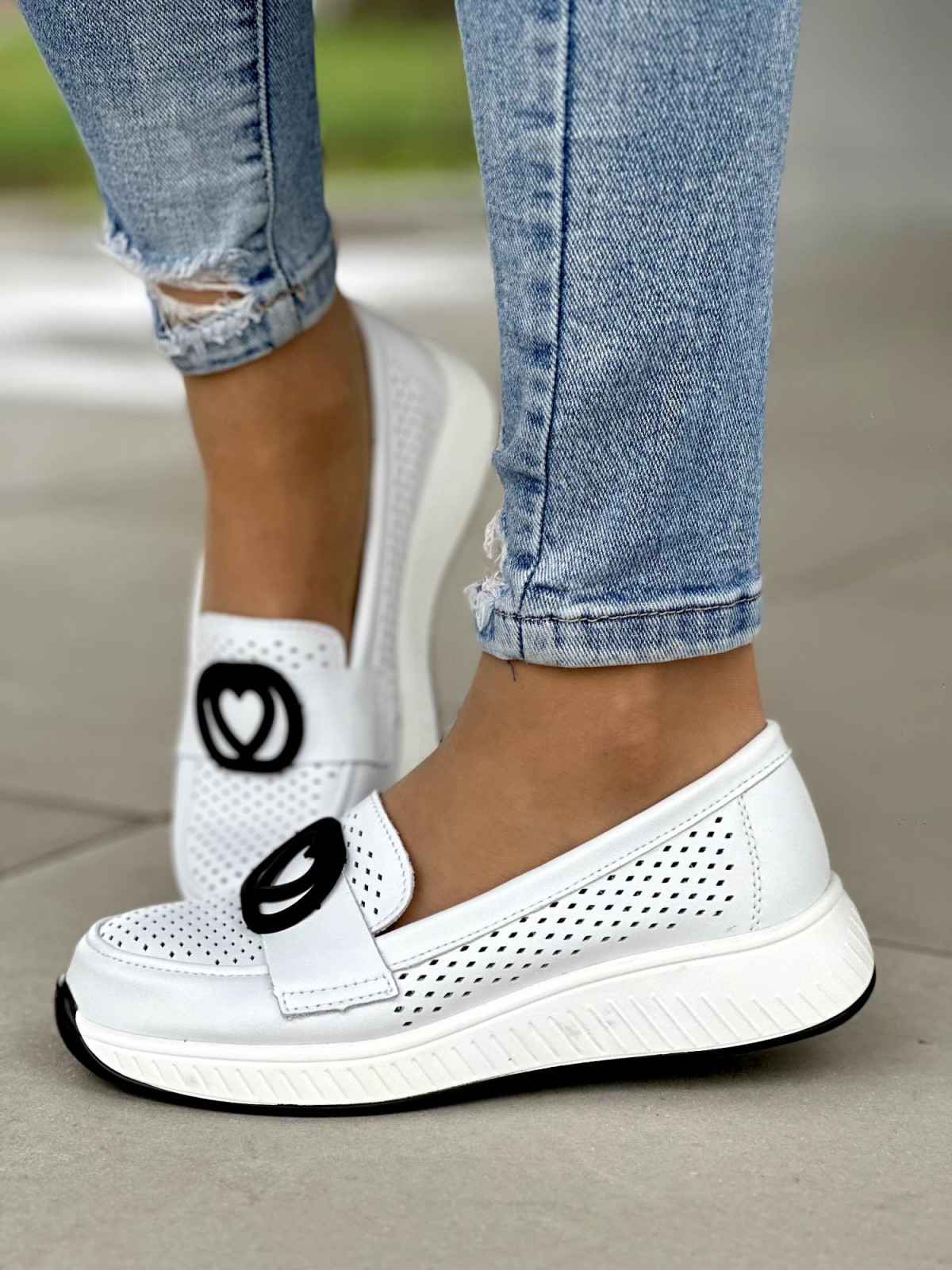 Ażurowe białe mokasyny damskie z czarną ozdoba, skóra naturalna