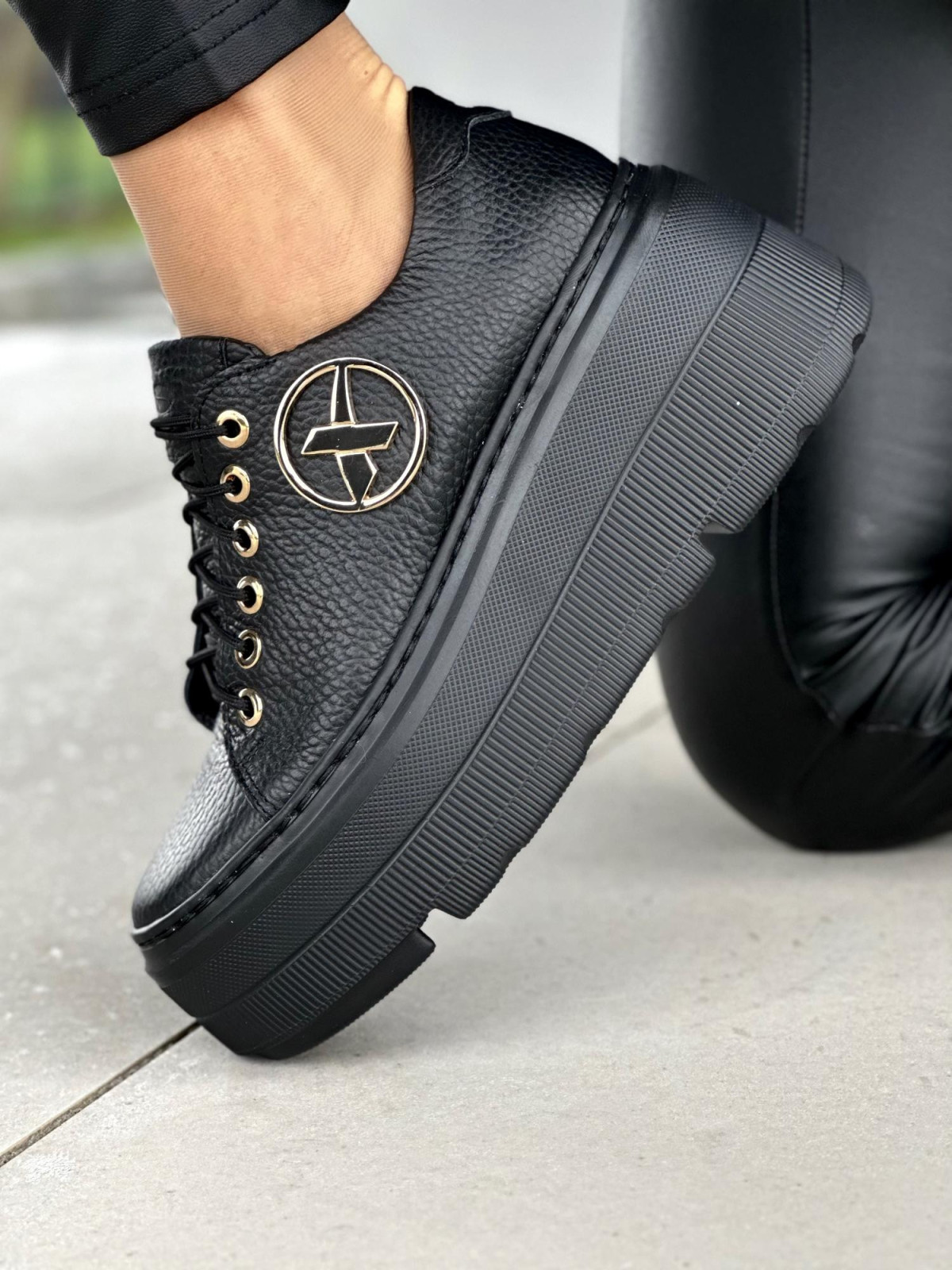 Wyjątkowe czarne trampki damskie ze złotymi detalami, skóra naturalna