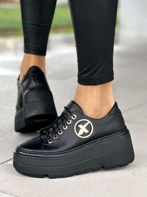 Wyjątkowe czarne trampki damskie ze złotymi detalami, skóra naturalna