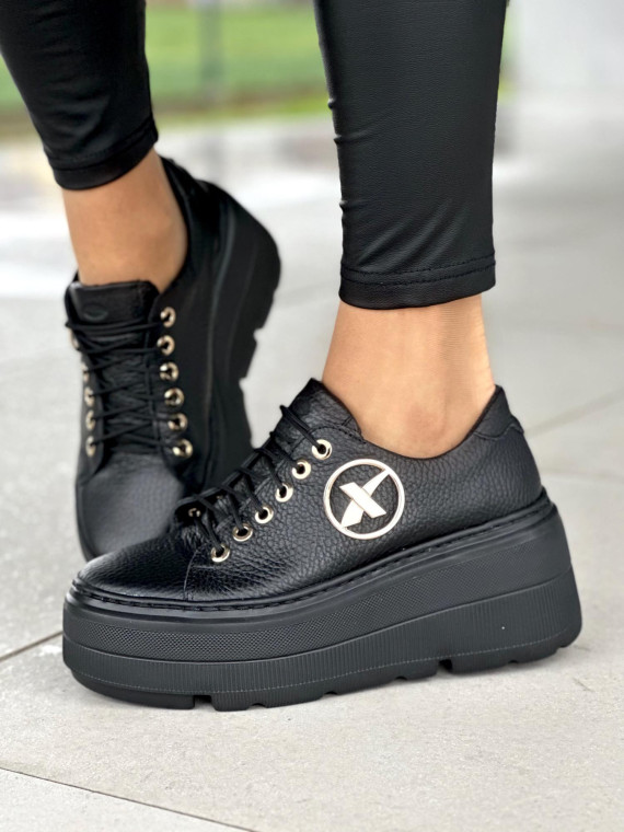 Wyjątkowe czarne trampki damskie ze złotymi detalami, skóra naturalna