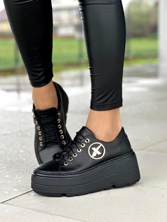 Wyjątkowe czarne trampki damskie ze złotymi detalami, skóra naturalna