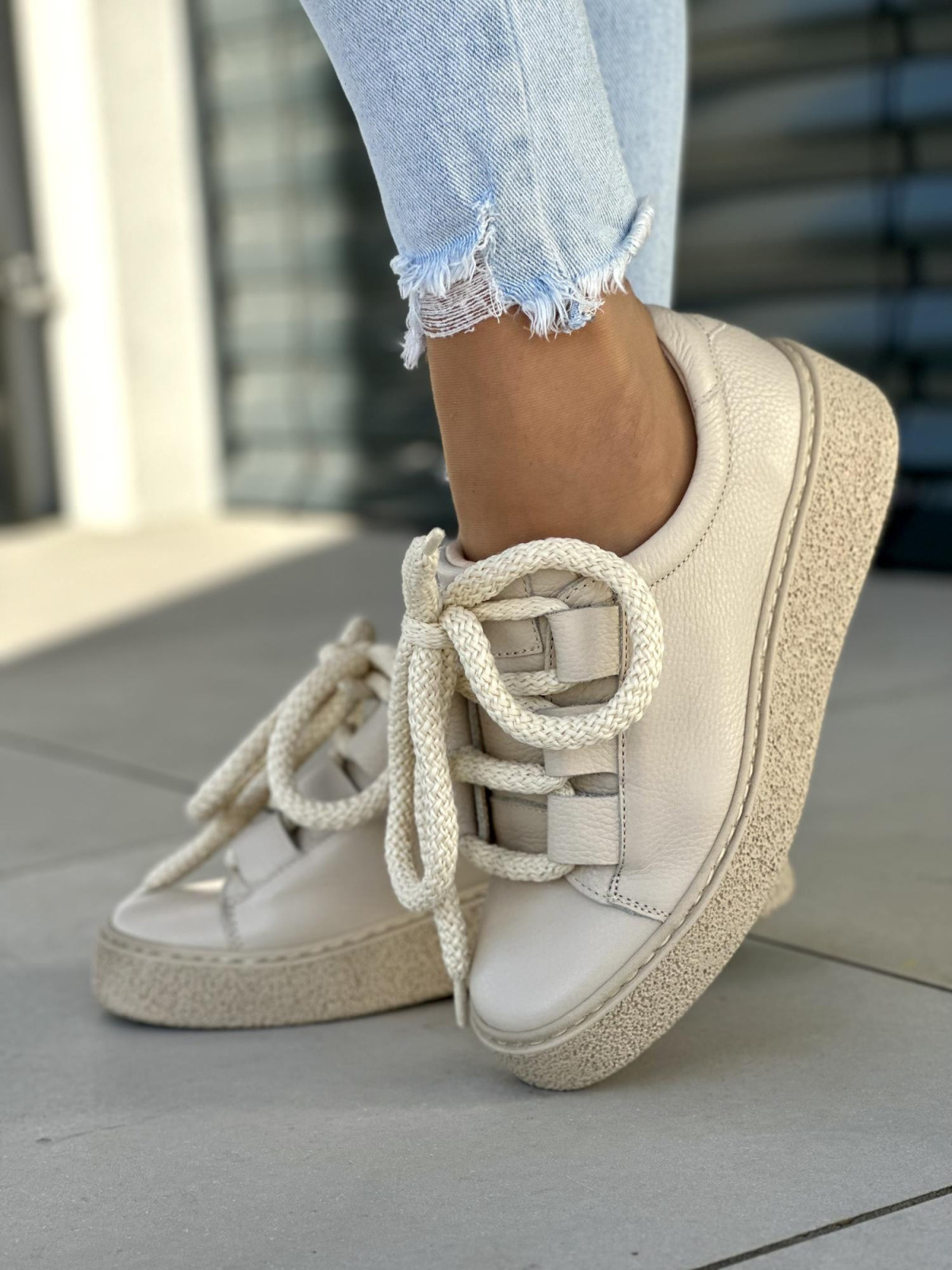 Stylowe beżowe trampki damskie z ozdobną sznurówką, skóra naturalna