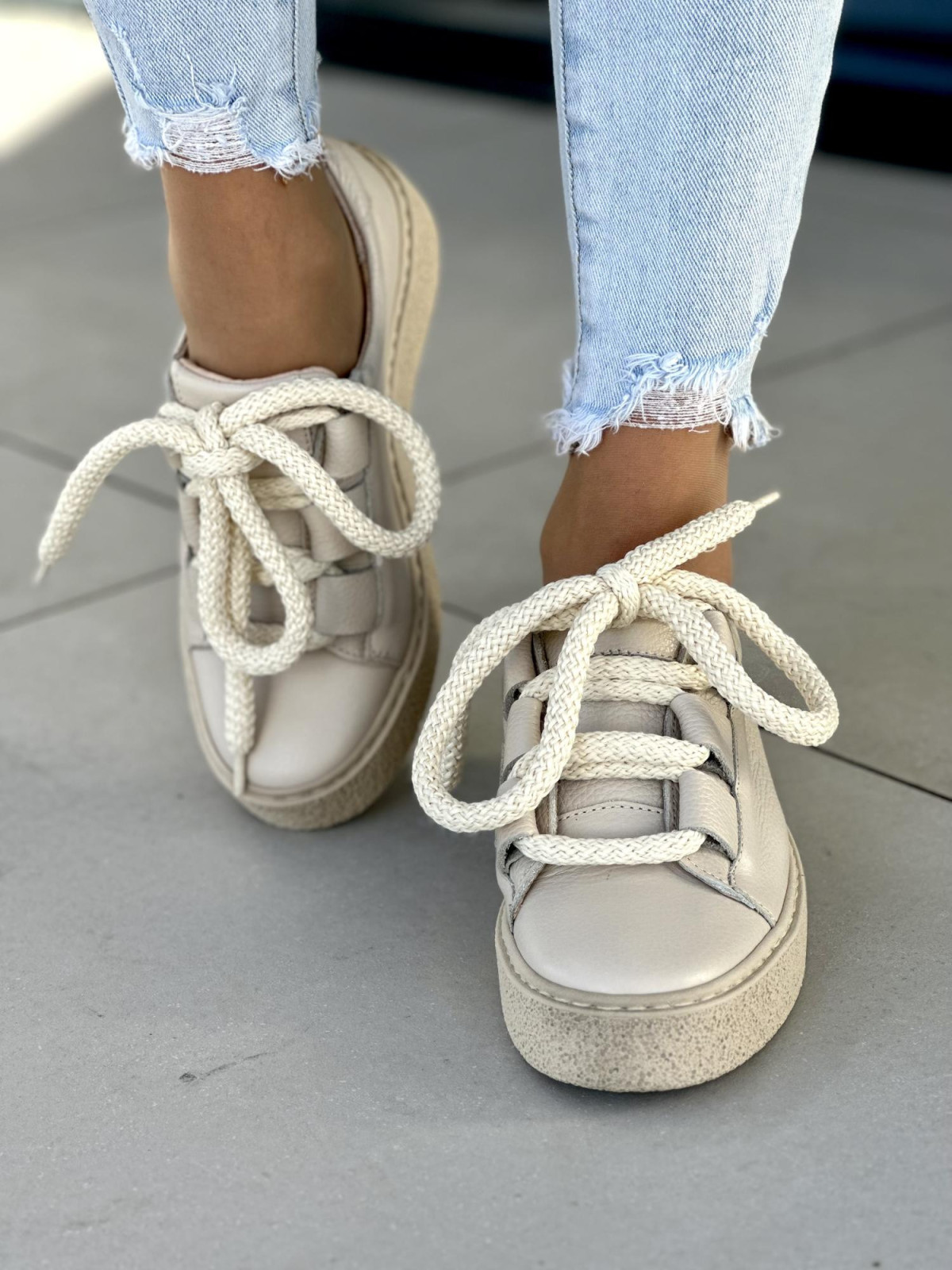 Stylowe beżowe trampki damskie z ozdobną sznurówką, skóra naturalna