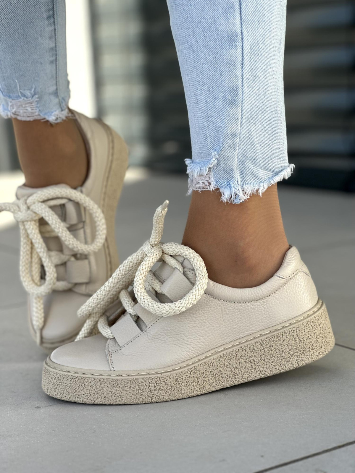 Stylowe beżowe trampki damskie z ozdobną sznurówką, skóra naturalna