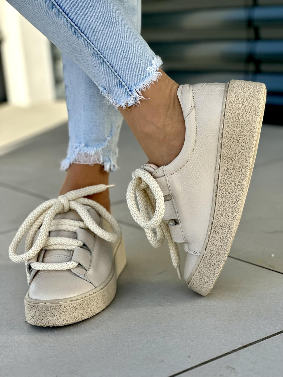 Stylowe beżowe trampki damskie z ozdobną sznurówką, skóra naturalna