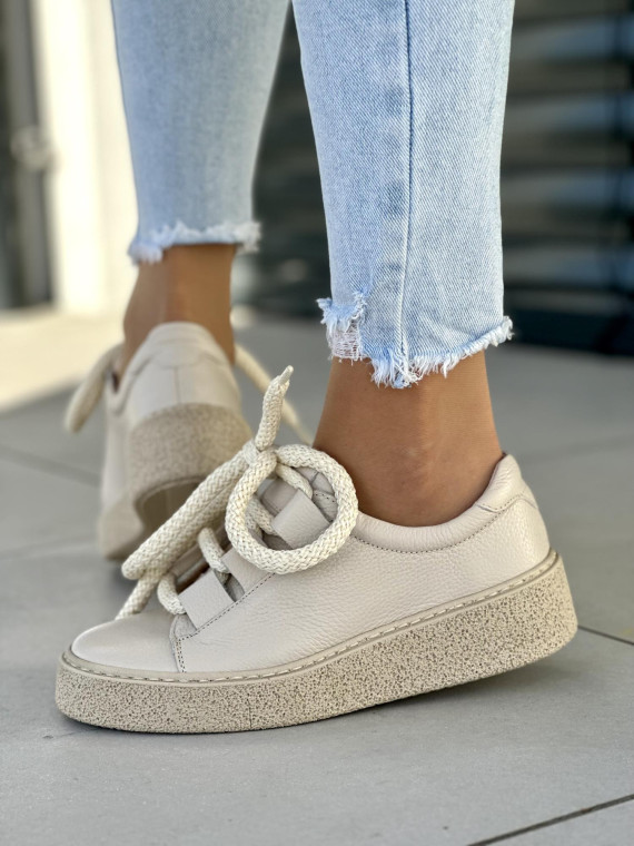 Stylowe beżowe trampki damskie z ozdobną sznurówką, skóra naturalna