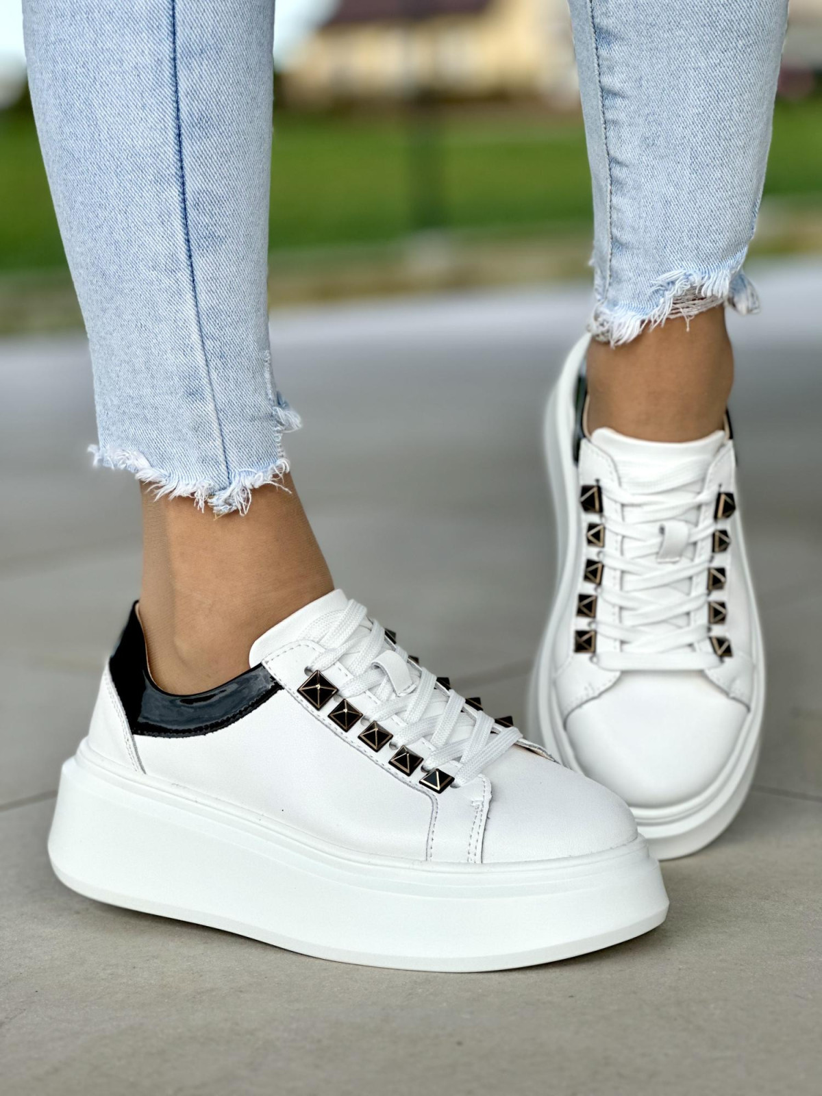 Lekkie białe trampki damskie na wyższej podeszwie, skóra naturalna