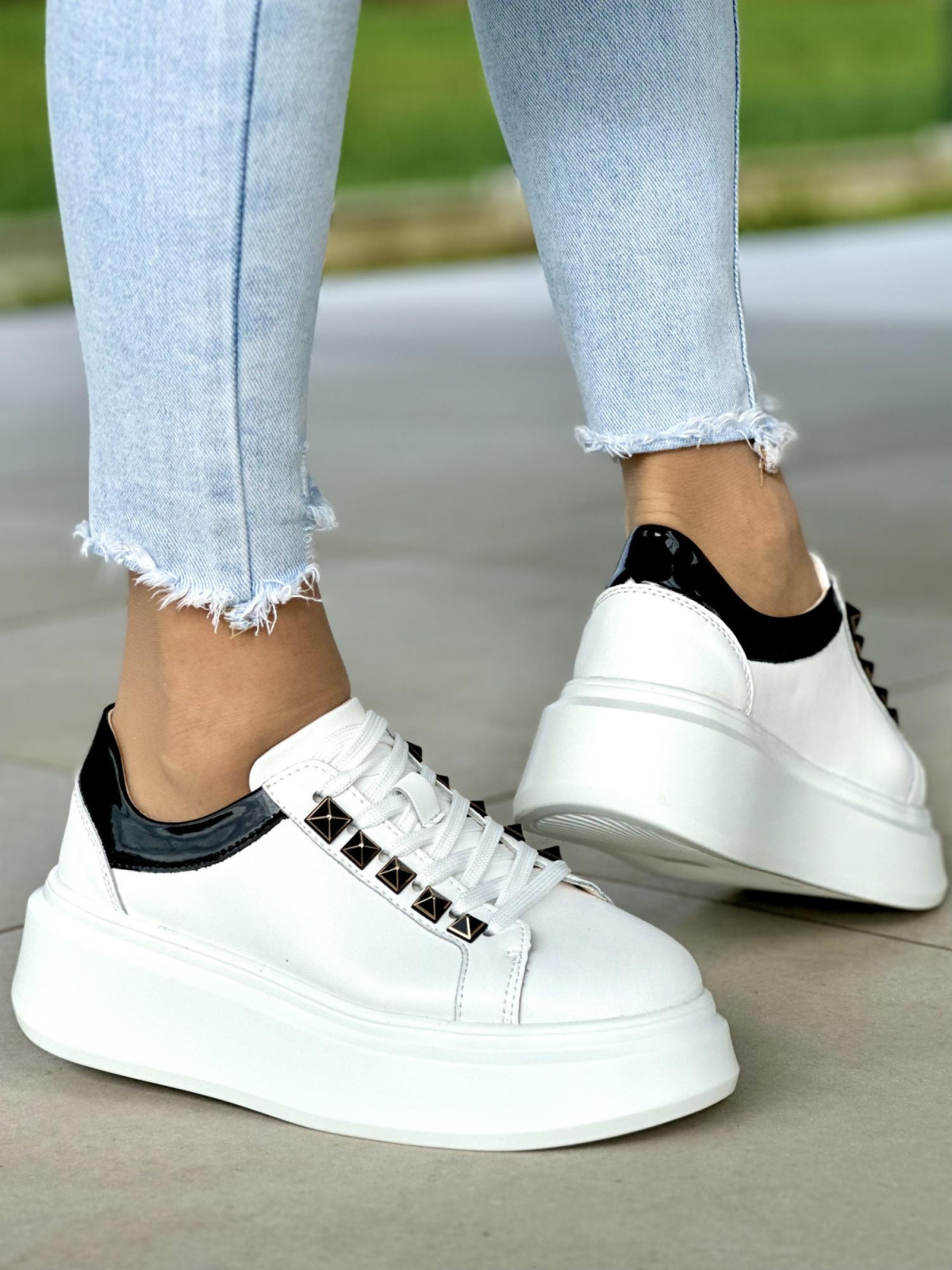 Lekkie białe trampki damskie na wyższej podeszwie, skóra naturalna