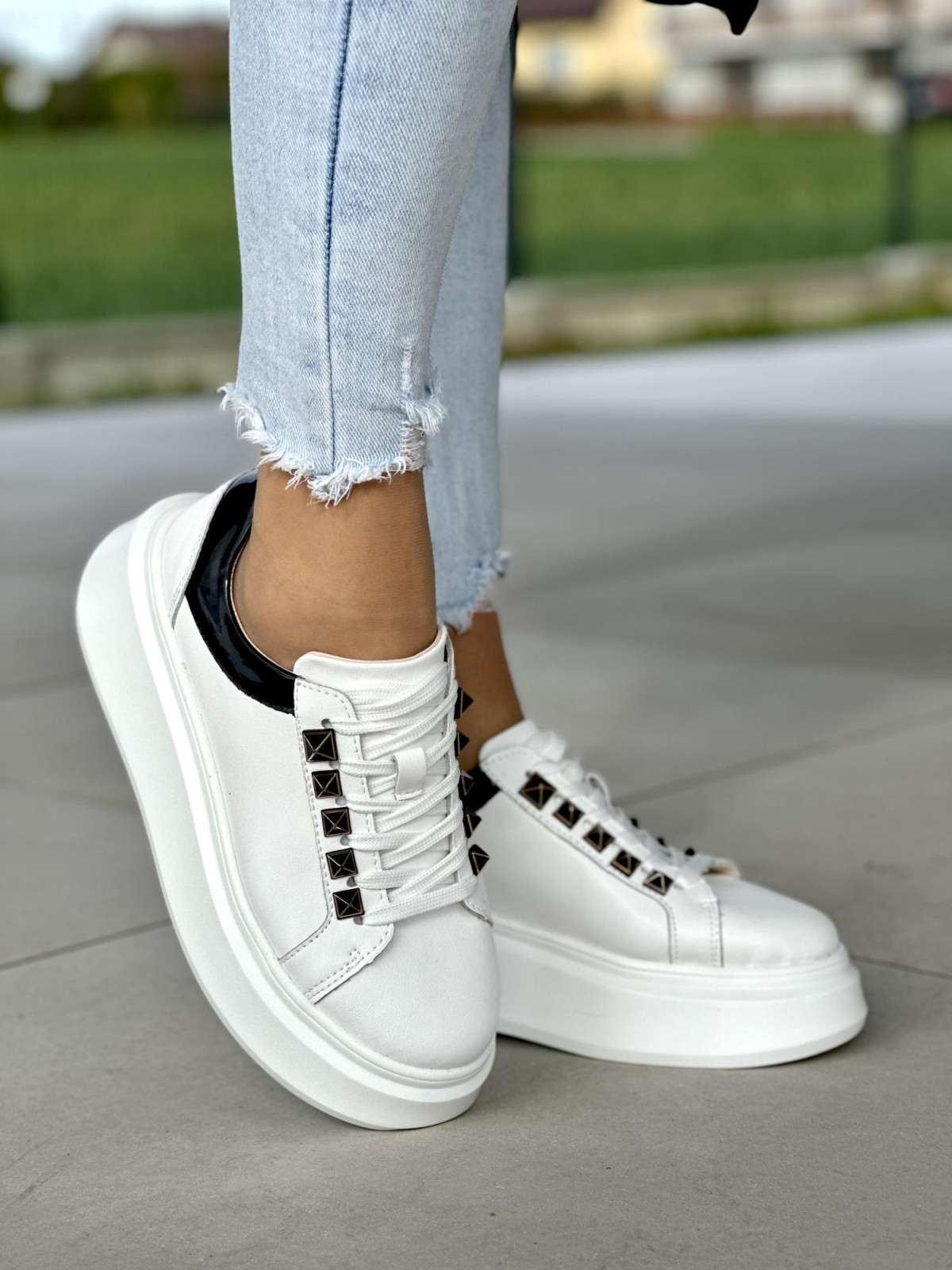 Lekkie białe trampki damskie na wyższej podeszwie, skóra naturalna