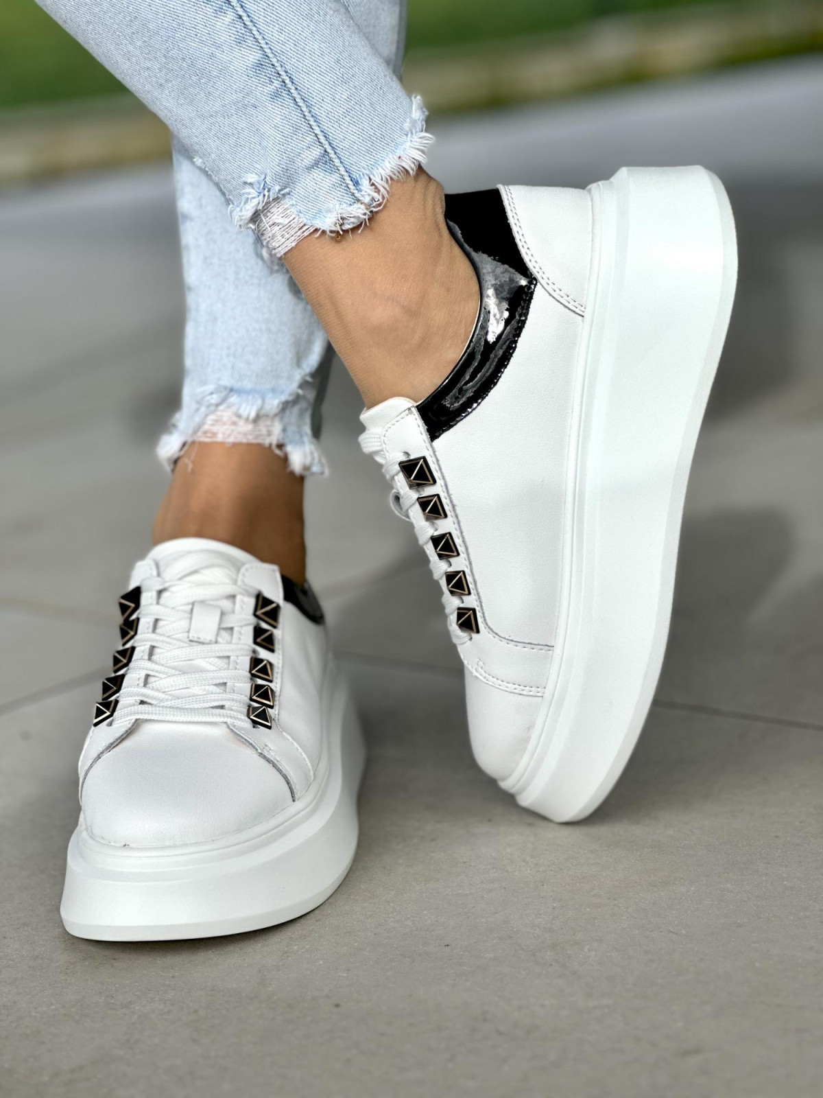 Lekkie białe trampki damskie na wyższej podeszwie, skóra naturalna