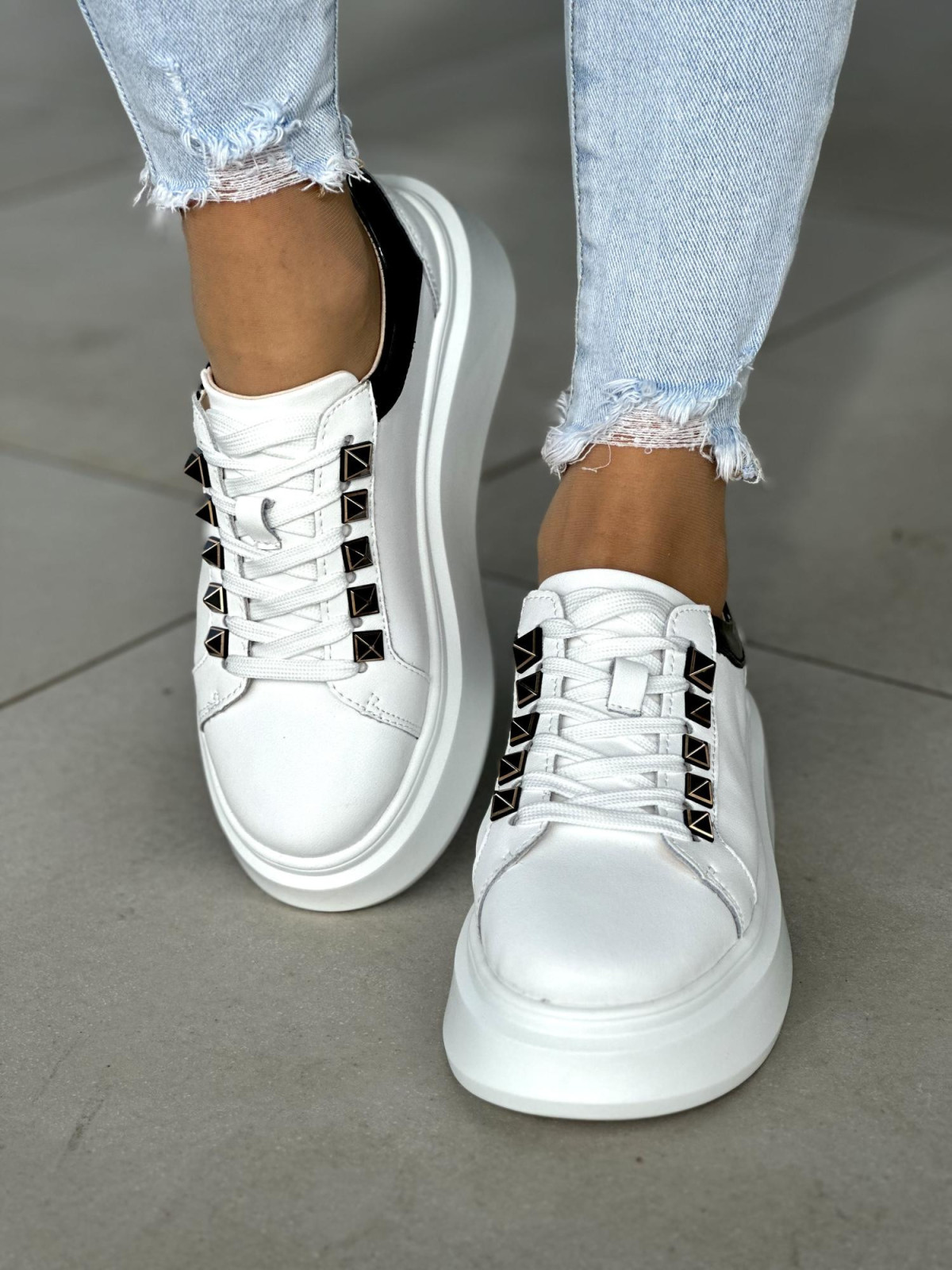 Lekkie białe trampki damskie na wyższej podeszwie, skóra naturalna