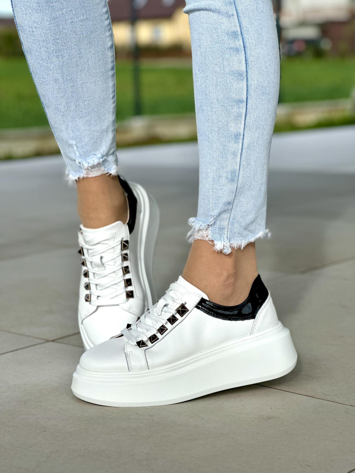 Lekkie białe trampki damskie na wyższej podeszwie, skóra naturalna