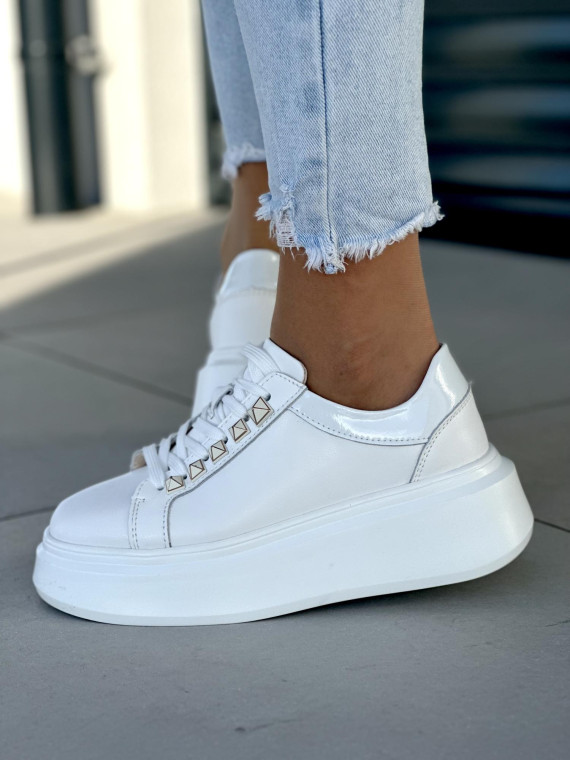 Śliczne białe trampki damskie z ćwiekami, na platformie, skóra naturalna