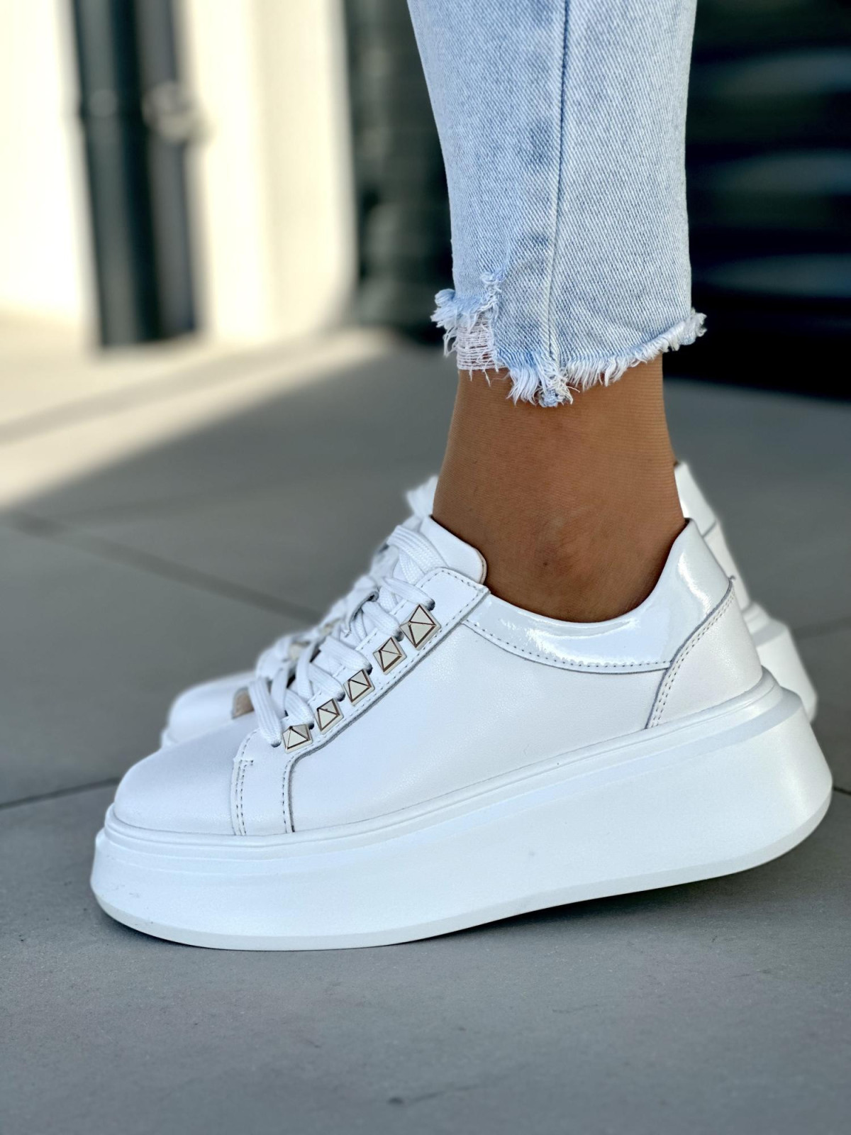 Śliczne białe trampki damskie z ćwiekami, na platformie, skóra naturalna