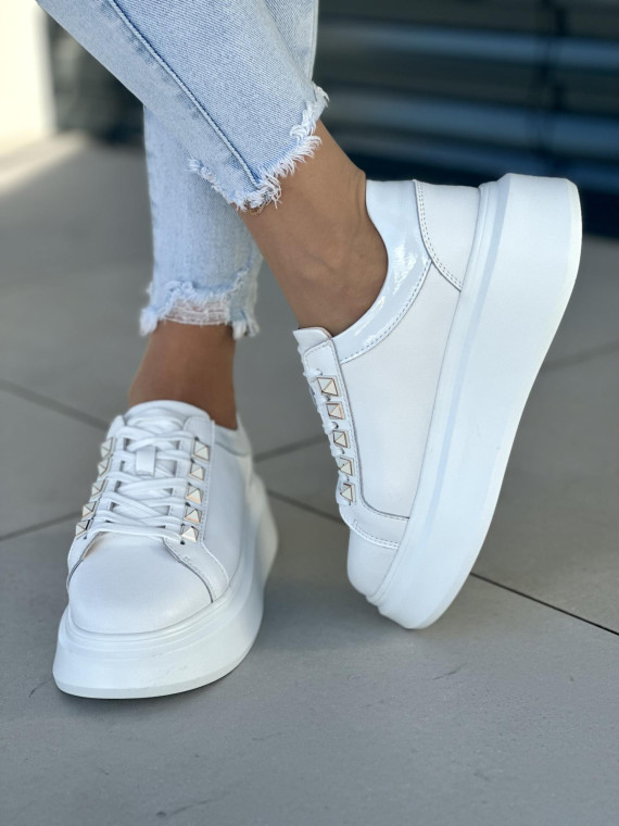 Śliczne białe trampki damskie z ćwiekami, na platformie, skóra naturalna