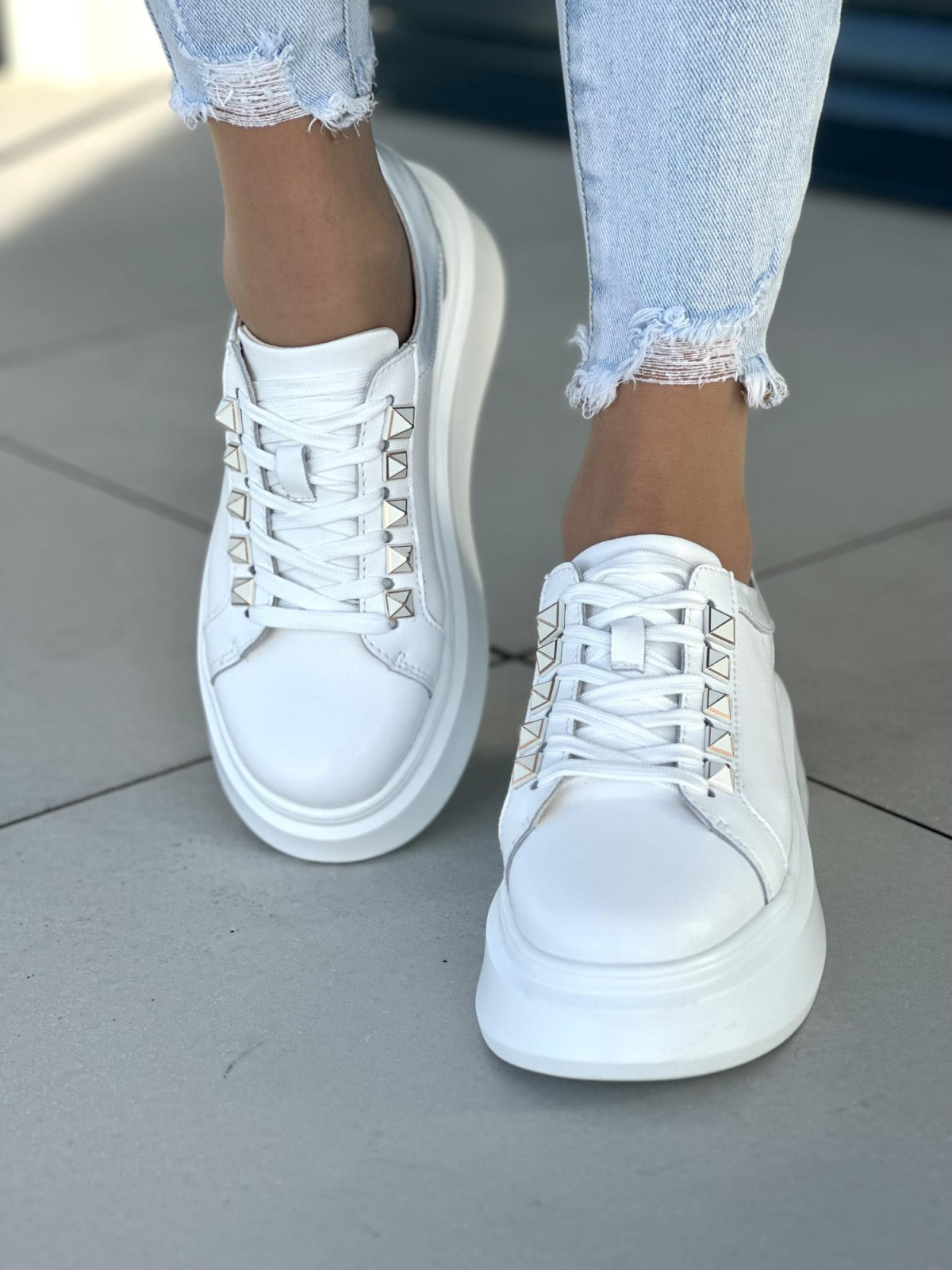 Śliczne białe trampki damskie z ćwiekami, na platformie, skóra naturalna