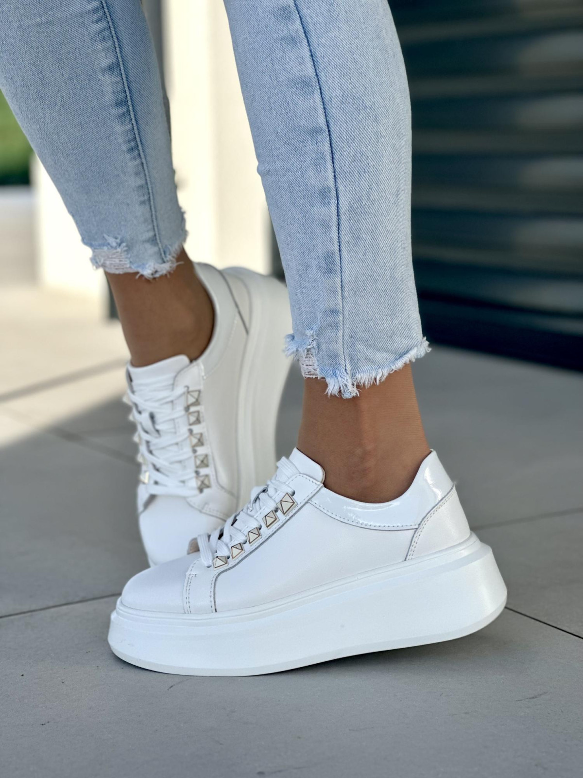 Śliczne białe trampki damskie z ćwiekami, na platformie, skóra naturalna