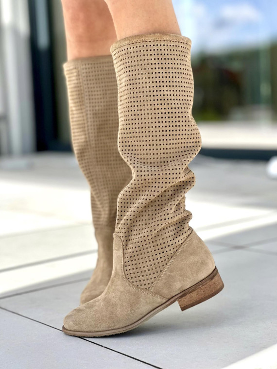 Beżowe wiosenne kozaki damskie skóra naturalna