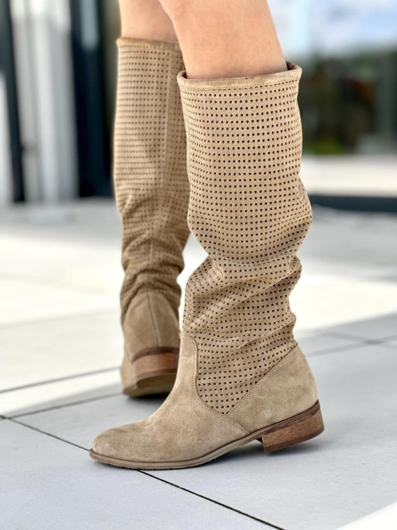 Beżowe wiosenne kozaki damskie skóra naturalna