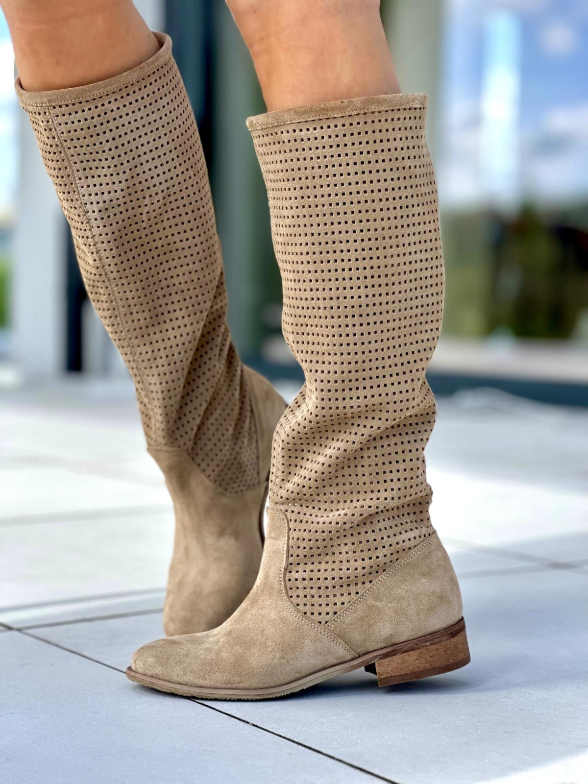 Beżowe wiosenne kozaki damskie skóra naturalna