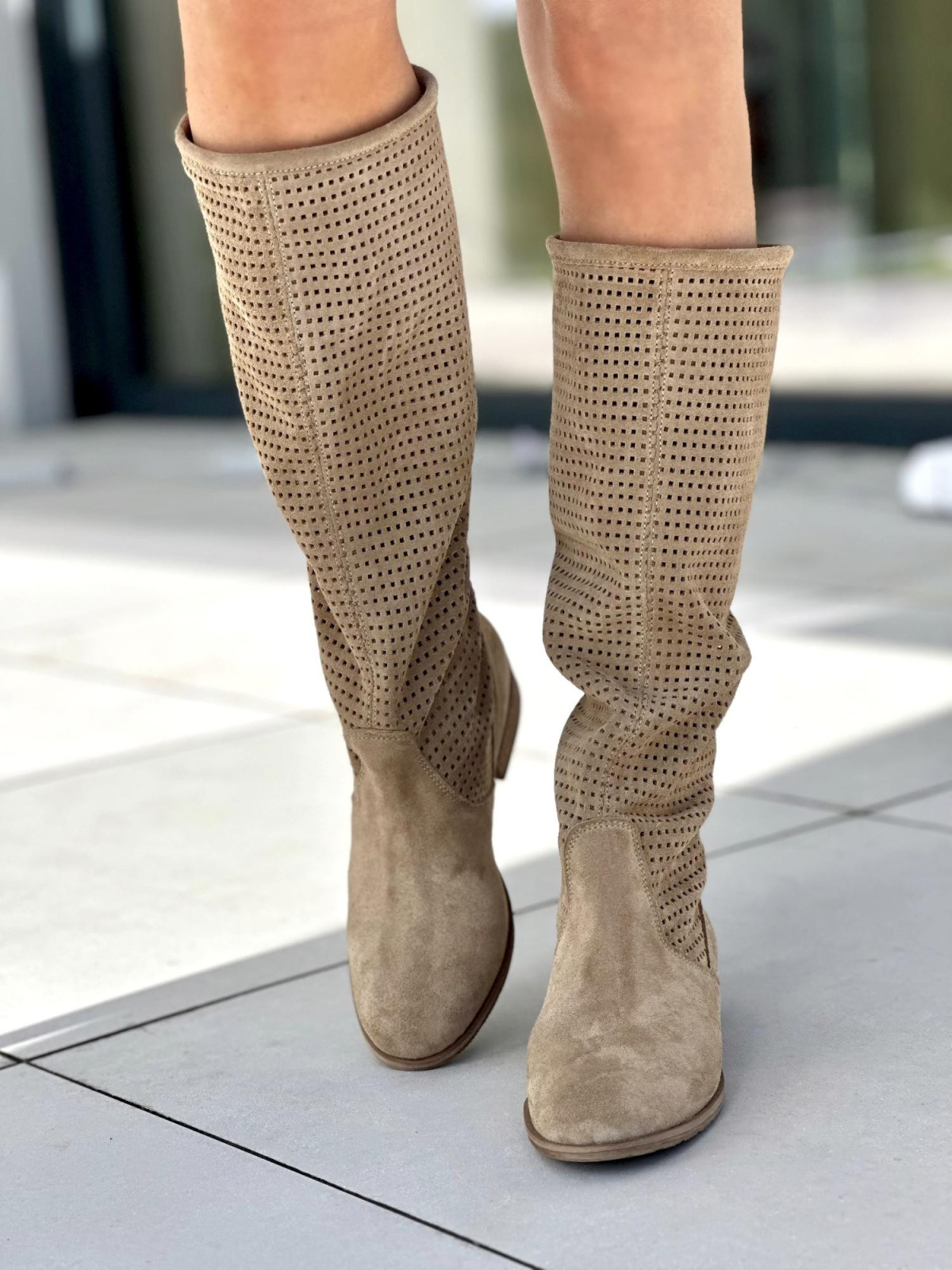 Beżowe wiosenne kozaki damskie skóra naturalna