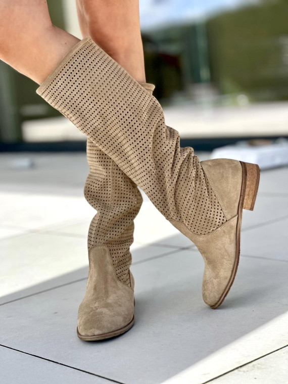 Beżowe wiosenne kozaki damskie skóra naturalna